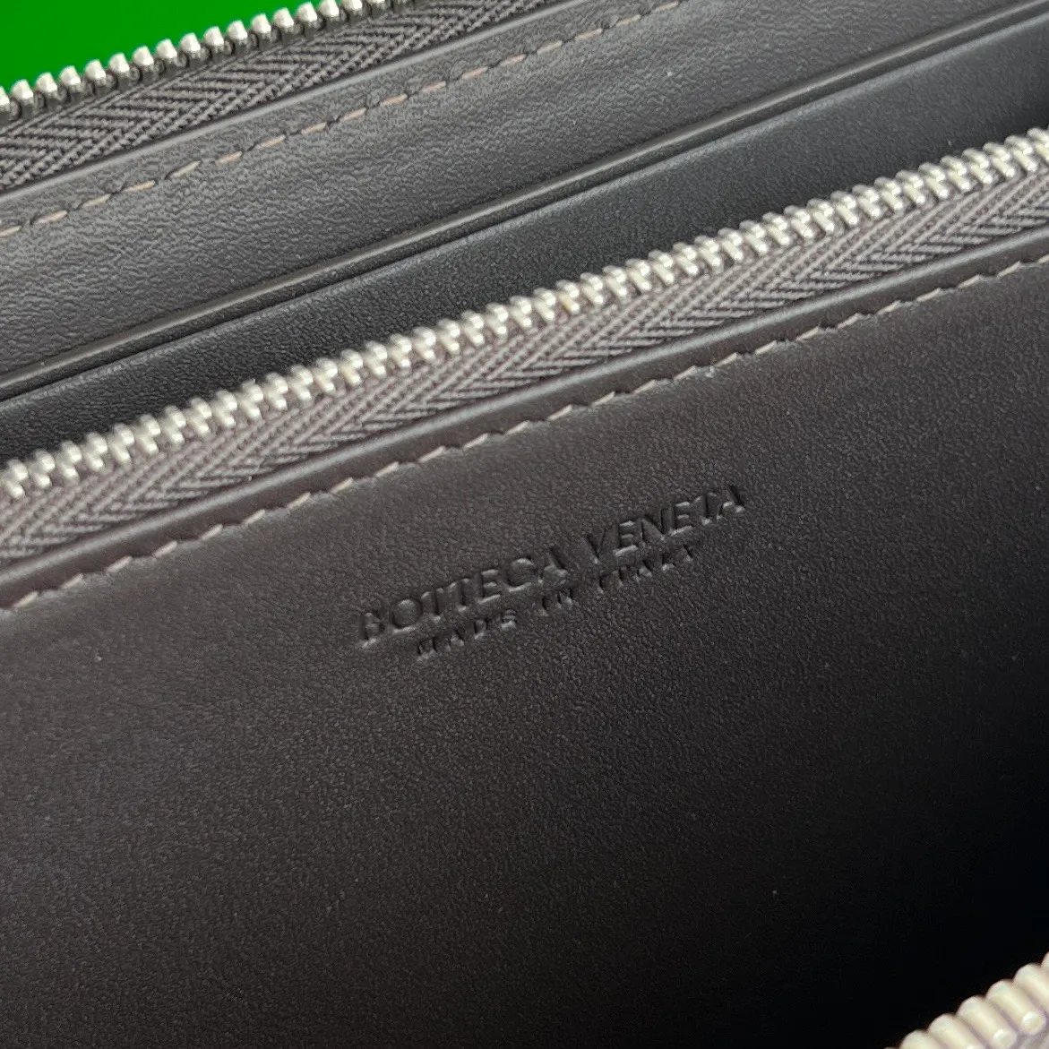 #Bv New Fine Woven Wallet 814680 The beloved small braid is back🎈Made of cowhide braid, soft, comfortable and textured. The detailed internal partition design and high-quality lining material ensure the durability and orderliness of the wallet. It can store cash/cards and other small items. It is very practical. It is enough to take it with you when you go out. This wallet is definitely your best choice. Size: 19x10x2 P1000